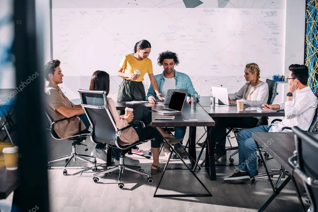 Kleines Team bespricht sich in einem Büro