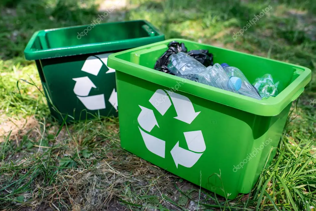 Wiederverwendbare grüne Kunststoffboxen gestapelt