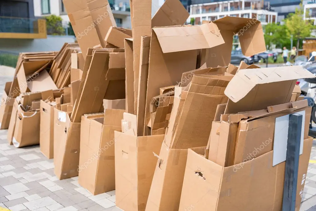 Stapel wiederverwendbarer Umzugsboxen als nachhaltige Alternative zu Karton
