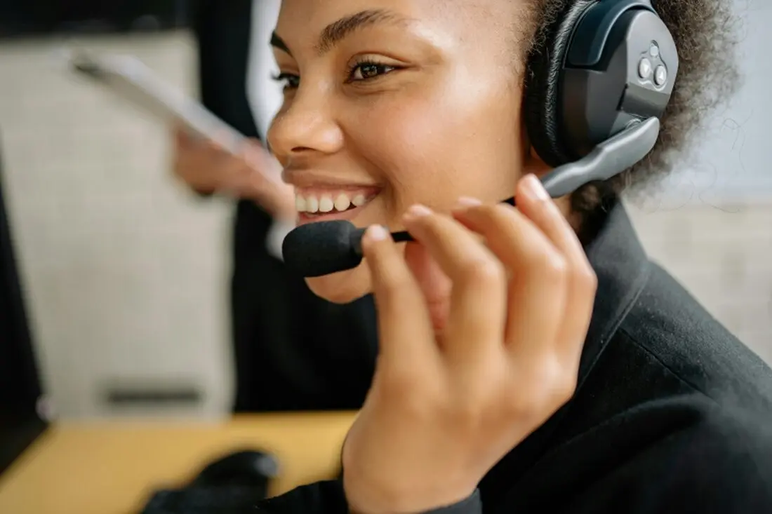 Mitarbeiterin mit Headset im Kundensupport