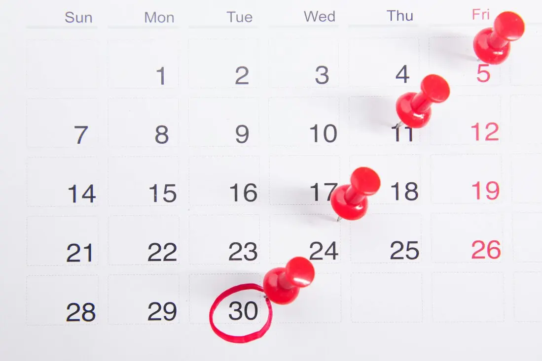 Lieferfahrzeug mit Uhr und Kalender Symbolen