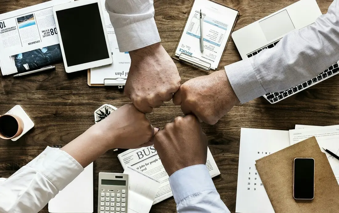 Kleines Team bespricht sich in einem Büro